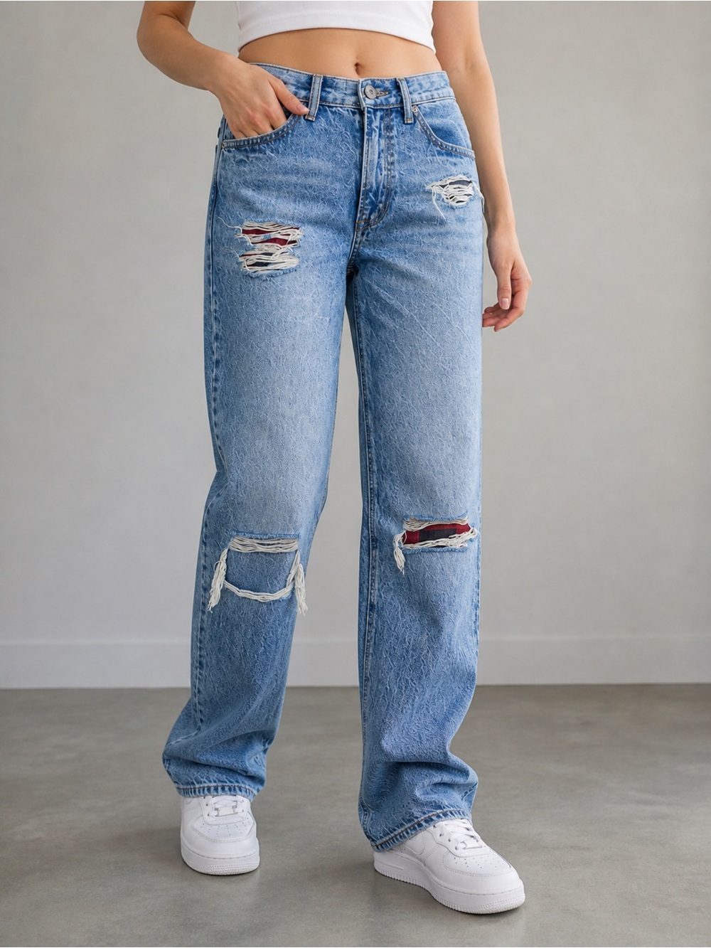 American Eagle Mom Jeans Size 2 Light Wash Denim Fashion Ripped Jeans